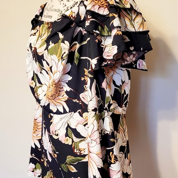 NWOT!! FLORAL OFF THE SHOULDER RUFFLE SLEEVED TOP!! 🌸🌼🏵 - Picture 6 of 8